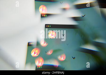 Mailand, Italien - 11. Januar 2022: Decentraland - MANA-Logo auf Laptop-Bildschirm durch ein optisches Prisma gesehen. Dynamisches und einzigartiges Image von decentraland, Stockfoto