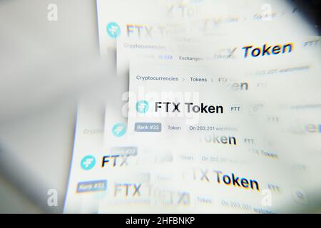 Mailand, Italien - 11. Januar 2022: ftx Token - FTT-Logo auf Laptop-Bildschirm durch ein optisches Prisma gesehen. Dynamisches und einzigartiges Image Form ftx Token, FTT Coi Stockfoto