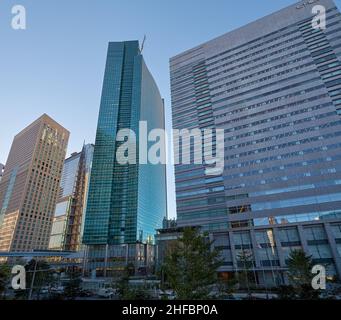 Tokio, Japan – 13. November 2007: Der Blick auf Wolkenkratzer, die hauptsächlich Geschäfte, Hotels und Restaurants in der Shiodome Sio-Site-Gegend von Minat enthalten Stockfoto