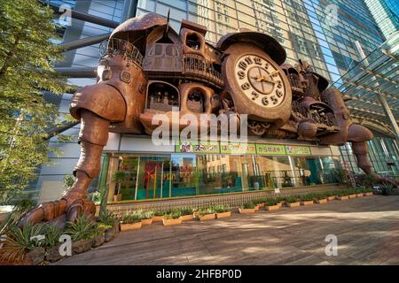 Tokio, Japan – 13. November 2007: Die Giant Ghibli Clock von Hayao Miyazaki, die sich vor dem Nittele Tower (Nippon Television Headquar) befindet Stockfoto
