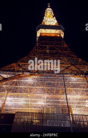 Tokio, Japan – 13. November 2007: Der Blick auf den hell erleuchteten, Eiffel-ähnlichen Gittermast Tokyo Radio Tower, die Kommunikation und Beobachtung zu Stockfoto