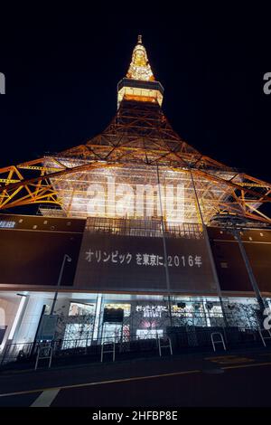 Tokio, Japan – 13. November 2007: Der Blick auf den hell erleuchteten, Eiffel-ähnlichen Gittermast Tokyo Radio Tower, die Kommunikation und Beobachtung zu Stockfoto