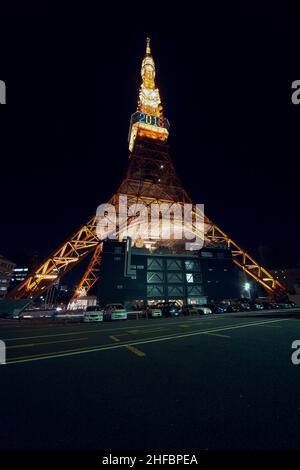 Tokio, Japan – 13. November 2007: Der Blick auf den hell erleuchteten, Eiffel-ähnlichen Gittermast Tokyo Radio Tower, die Kommunikation und Beobachtung zu Stockfoto