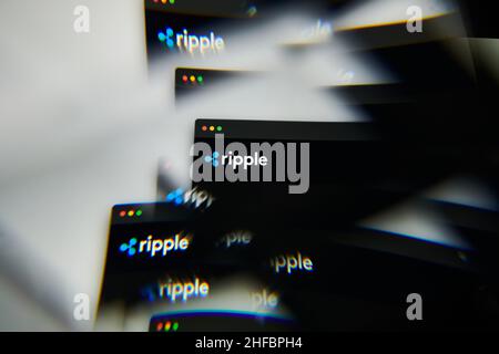 Mailand, Italien - 11. Januar 2022: Ripple Logo auf Laptop-Bildschirm durch ein optisches Prisma gesehen. Dynamische und einzigartige Bild Form Ripple Münze Website. Illust Stockfoto