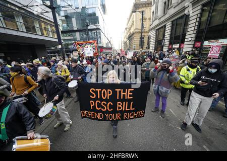 Demonstranten während eines Protestes gegen das Gesetz über Polizei, Verbrechen, Verurteilung und Gerichte im Stadtzentrum von Manchester. Bilddatum: Samstag, 15. Januar 2022. Stockfoto