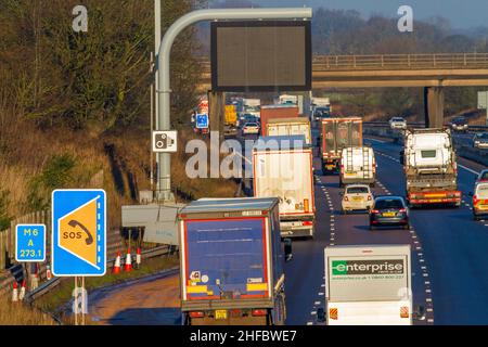 M6 in Censhire, vierspurige Smart-Autobahn mit Notruftelefon und SOS-Telefon, aber ohne harte Schulter Stockfoto