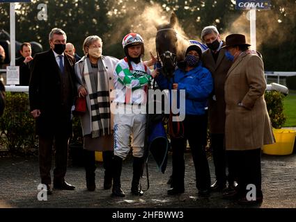 Jockey von Mister Fisher, James Bowen nach dem Gewinn des Coral Silviniaco Conti Chase (Klasse 2) (GBB Race) auf der Kempton Park Racecourse, Surrey. Bilddatum: Samstag, 15. Januar 2022. Stockfoto