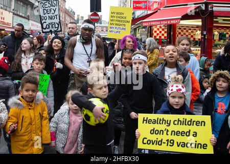 London, UK 15th Jan 2022 Kinder hollten Anti-Vacine-Plakate singen mit zum Lied 'Don,t take the Vacine' in Brixton. Kredit: Thabo Jaiyesimi/Alamy Live Nachrichten Stockfoto