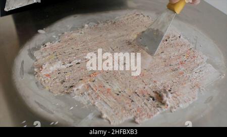 Kochen von natürlichem Fruchteis im thailändischen Stil. Clip. Eiscremesbrötchen mit Passionsfrucht auf kaltem Teller machen. Eiscremesrollen auf kalten Teller machen. Cl Stockfoto