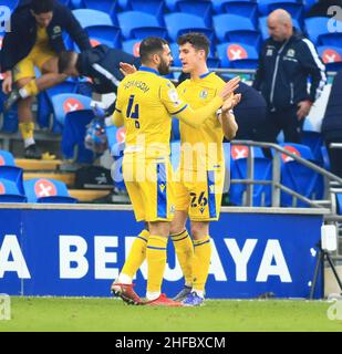 Cardiff, Großbritannien. 15th Januar 2022. 15th. Januar 2022: Cardiff City Stadium, Cardiff, Wales; Championship Football, Cardiff City gegen Blackburn Rovers ; Bradley Johnson und Darragh Lenihan von Blackburn Rovers feiern ihren Sieg 0-1 Credit: Action Plus Sports Images/Alamy Live News Stockfoto