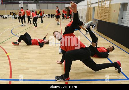 Bratislava, Slowakei. 15th Januar 2022. Julius Kühn nimmt am Training der deutschen Handballnationalmannschaft Teil und macht Stretching-Übungen. Quelle: Marijan Murat/dpa/Alamy Live News Stockfoto