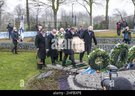 Gelsenkirchen, Deutschland. 15th Januar 2022. Palmträger tragen den Sarg des ehemaligen Schalker Spielers Reinhard Libuda zu seiner letzten Ruhestätte. Nachdem der ehemalige Schalke-Stürmer Reinhard 'Stan' Libuda 25 Jahre in Zustand war, erhält er nun endlich eine neue letzte Ruhestätte auf dem Fächerfeld. Quelle: Tim Rehbein/dpa/Alamy Live News Stockfoto