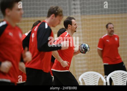 Bratislava, Slowakei. 15th Januar 2022. Kai Häfner (2nd v.r.) nimmt am Training der deutschen Handballnationalmannschaft Teil. Quelle: Marijan Murat/dpa/Alamy Live News Stockfoto