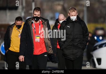 Bratislava, Slowakei. 15th Januar 2022. Torwart Andreas Wolff (l.) und Patrick Wiencek kommen zum Training bei der deutschen Handballnationalmannschaft an. Quelle: Marijan Murat/dpa/Alamy Live News Stockfoto