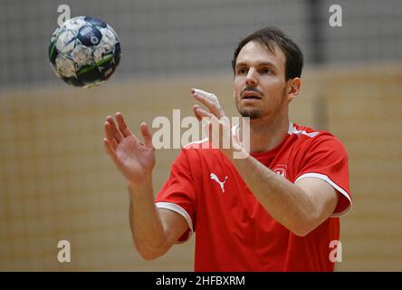 Bratislava, Slowakei. 15th Januar 2022. Kai Häfner nimmt am Training der deutschen Handballnationalmannschaft Teil. Quelle: Marijan Murat/dpa/Alamy Live News Stockfoto