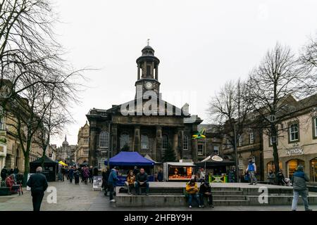 Lancaster, Großbritannien - 4th. Januar 2020: Lancaster City Museum auf dem belebten Market Square in Lancaster. Die Menschen genießen den Frischemarkt, Einkaufen in der Höhe Stockfoto