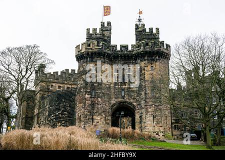 Lancaster, Großbritannien - 4th. Januar 2020: Lancaster Castle Eingang zur römischen Festung im Stadtzentrum. Auch als Gefängnis verwendet. Beliebtes Touristenziel, Reisen Stockfoto