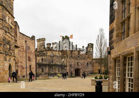 Lancaster, Großbritannien - 4th. Januar 2020: Lancaster Castle, eine mittelalterliche römische Festung, die während des englischen Bürgerkrieges als Gefängnis genutzt wurde. Jetzt eine beliebte besuchte sitzen Stockfoto