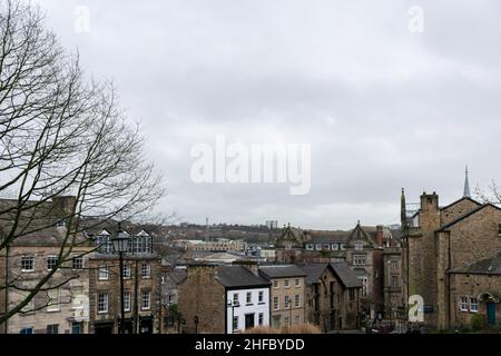 Lancaster, Großbritannien - 4th. Januar 2020: Die Skyline von Lancaster City aus der Vogelperspektive. Kleiner Dorfhintergrund mit kopfsteingepflasterten Häusern Stockfoto