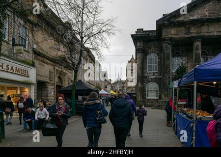 Lancaster, Großbritannien - 4th. Januar 2020: Lancaster City Museum auf dem belebten Market Square in Lancaster. Die Menschen genießen den Frischemarkt, Einkaufen in der Höhe Stockfoto