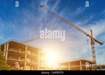 Bau eines neuen luxuriösen, modernen Apartmentgebäudes. Stockfoto