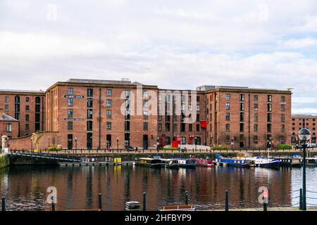 Liverpool, Großbritannien - 5th. Januar 2020: Das berühmte Royal Albert Dock ist ein Komplex von Hafengebäuden und Lagerhäusern. Eine wichtige Touristenattraktion einschließlich der Stockfoto