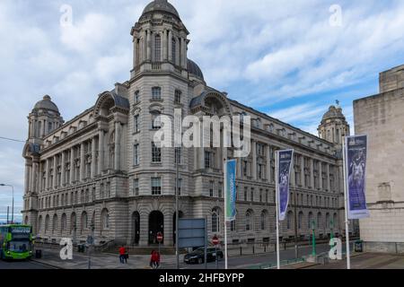 Liverpool, Großbritannien - 6. Januar 2020: Das Royal Liver Building ist eines der bekanntesten architektonischen Gebäude Liverpools. Die berühmten Lebervögel werden beobachtet Stockfoto