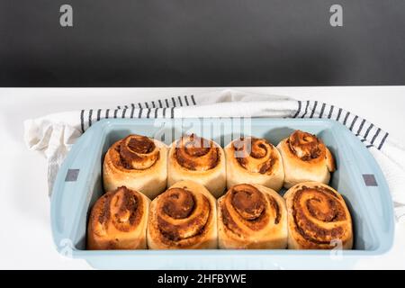 Frisch gebackene Zimtschnecken in einer blauen Backform. Stockfoto