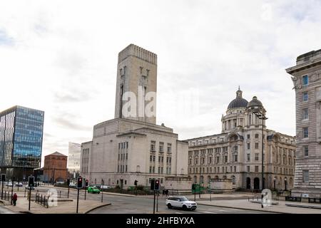 Liverpool, Großbritannien - 6. Januar 2020: Das Royal Liver Building ist eines der bekanntesten architektonischen Gebäude Liverpools. Die berühmten Lebervögel werden beobachtet Stockfoto