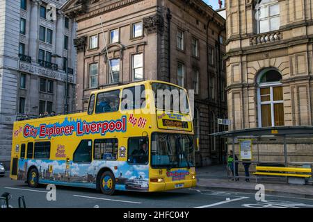 Liverpool, Großbritannien - 5th. Jan 2020: Hop on Hop of Sightseeing Tour Bus im Stadtzentrum von Liverpool. Touristen können ein Tagesticket kaufen und alle lokalen Landmar sehen Stockfoto