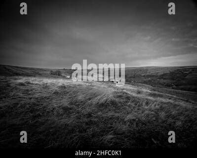 Morgenlicht auf Wolken über Buckstones über Hades Farm und Haigh House in der Nähe der Spitze der alten Reitbahn, Pule, Marsden. Stockfoto