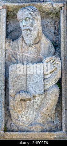 Estatua románica obra del Maestro Mateo en la puerta Santa de la Catedral de Santiago de Compostela en la plaza de Quintana, Galicien Stockfoto