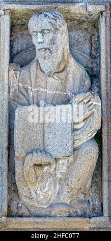 Estatua románica obra del Maestro Mateo en la puerta Santa de la Catedral de Santiago de Compostela en la plaza de Quintana, Galicien Stockfoto