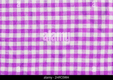 Natürliche Plaid Stoff Abstrakte Hintergrundtextur, Magenta Und Weiß Farben. Tischdecke Aus Leinenstoff Mit Plaid-Stoff. Abstrakter Hintergrund, Magenta Und Weiß Stockfoto