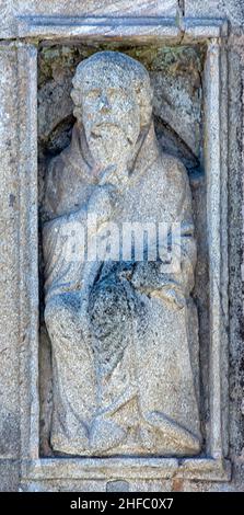 Estatua románica obra del Maestro Mateo en la puerta Santa de la Catedral de Santiago de Compostela en la plaza de Quintana, Galicien Stockfoto