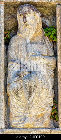 Estatua románica de Oseas obra del Maestro Mateo en la puerta Santa de la Catedral de Santiago de Compostela en la plaza de Quintana, Galicien Stockfoto