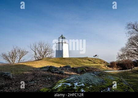 Stony Point, NY - USA - 14. Jan 2022: Weitwinkelansicht des Stony Point Light, einer achteckigen Pyramide, ganz aus Stein.der älteste Leuchtturm Stockfoto