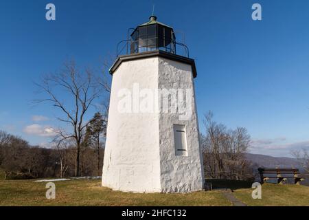 Stony Point, NY - USA - 14. Jan 2022: Landschaftsansicht des Stony Point Light, einer achteckigen Pyramide, komplett aus Stein.der älteste Leuchtturm auf der T-157 Stockfoto