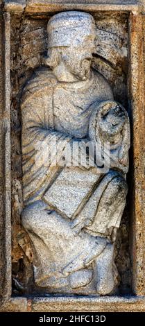 Estatua románica de Jeremías obra del Maestro Mateo en la puerta Santa de la Catedral de Santiago de Compostela en la plaza de Quintana, Galicien Stockfoto