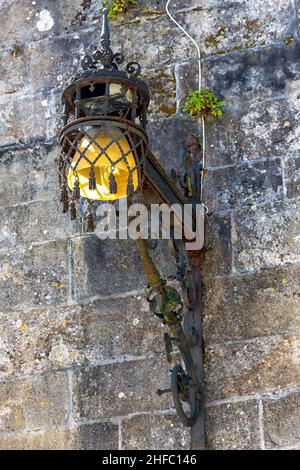 Farola antigua en la plaza de Quintana en Santiago de Compostela, Galicien Stockfoto