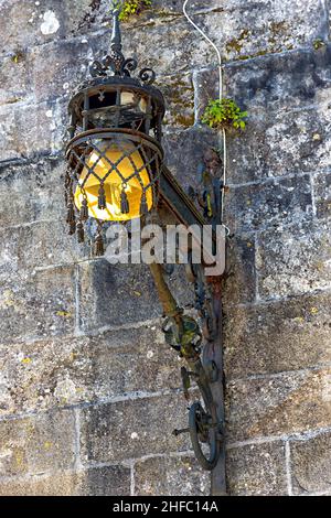 Farola antigua en la plaza de Quintana en Santiago de Compostela, Galicien Stockfoto