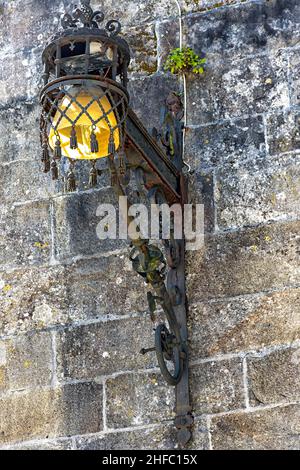 Farola antigua en la plaza de Quintana en Santiago de Compostela, Galicien Stockfoto