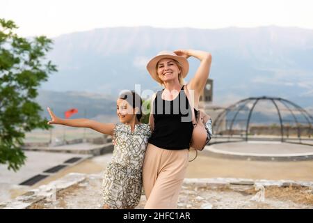 GJIROKASTER, ALBANIEN. Die Menschen genießen die friedliche Atmosphäre in den Vierteln der Altstadt, UNESCO-Weltkulturerbe und beliebtes Touristenziel. Stockfoto