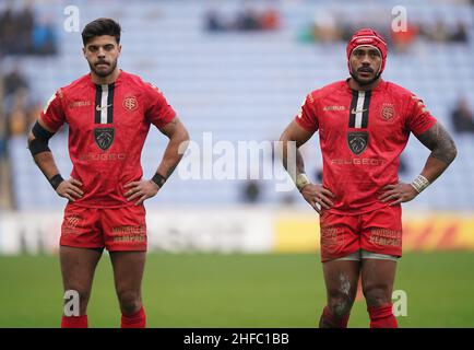 Romain Ntamack von Toulouse (links) und Pita Ahki zeigen ihre Dejektion während des Heineken Champions Cup, um ein Spiel in der Coventry Building Society Arena in Coventry zu bündeln. Bilddatum: Samstag, 15. Januar 2022. Stockfoto