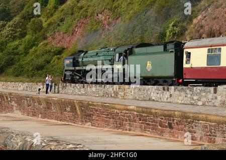 Hundespaziergänger fotografieren BR Standard Pacific No 70000 Britannia am Sprey Point in Teignmouth mit dem Down Torbay Express. 13.09.2015. Stockfoto