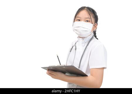 Nettes Mädchen Arzt Füllen der medizinischen Form isoliert auf weißem Hintergrund, Health Care Konzept Stockfoto