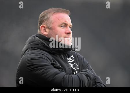 DERBY, GROSSBRITANNIEN. JAN 15th Wayne Rooney, Manager von Derby County, schaut während des Sky Bet Championship-Spiels zwischen Derby County und Sheffield United im Pride Park, Derby, am Samstag, 15th. Januar 2022. (Kredit: Jon Hobley | MI News) Kredit: MI Nachrichten & Sport /Alamy Live News Stockfoto