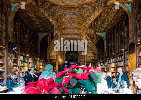 Porto, Portugal - 18. November 2019: Im berühmten Lello Buchladen. Beliebtes Touristenziel, gilt als eines der schönsten in Europa, sa Stockfoto