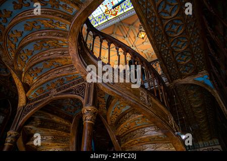 Die Treppe im berühmten Lello Bookstore. Das beliebte Touristenziel, das als eines der schönsten in Europa gilt, soll Harry inspiriert haben Stockfoto