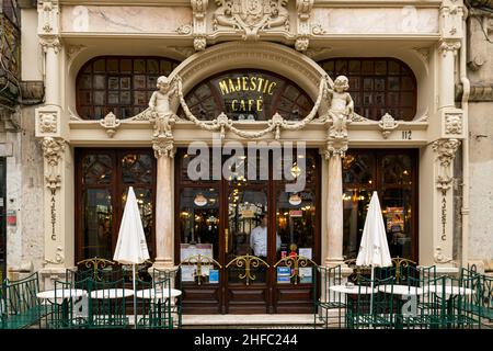 Porto, Portugal - 19 Nov 2020: Das beliebte und teure Majestic Café im Stadtzentrum von Porto. Sehr beliebt, sehr exklusiv. Im Inneren sind verzierte Hölzer zu sehen Stockfoto